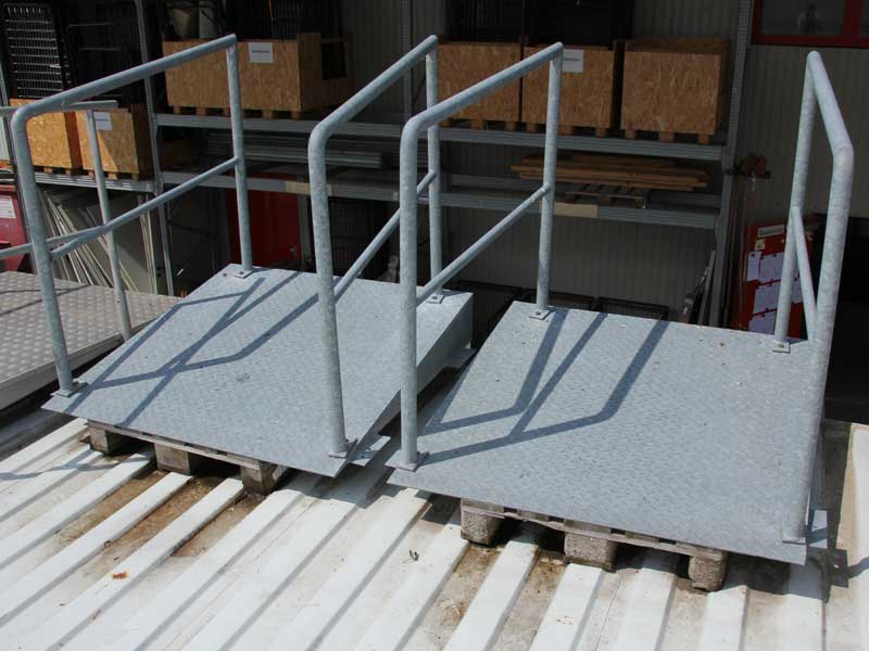 Robuste Auffahrrampe aus Stahl für Container inkl. Geländer - gebraucht